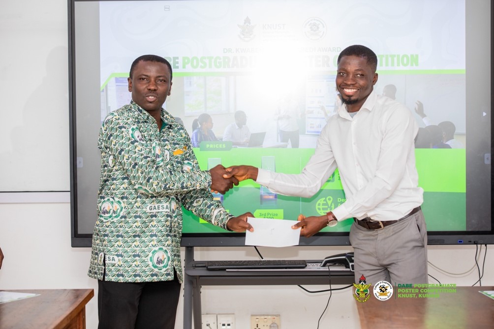 John Bright Amoah, winner of the poster presentation, received his cash prize.