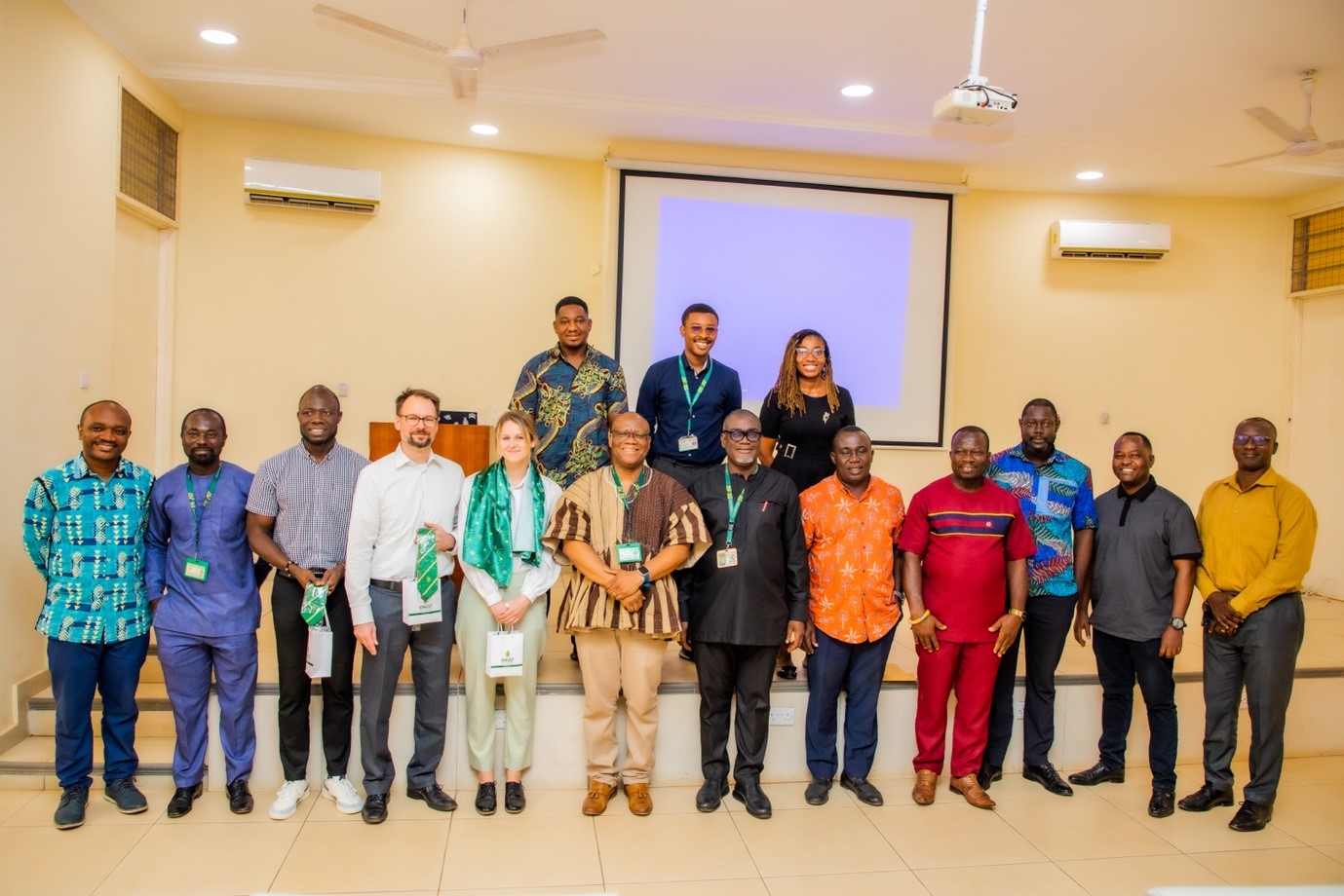 A group photograph of dignitaries and the PartnerAfrika Projekt team