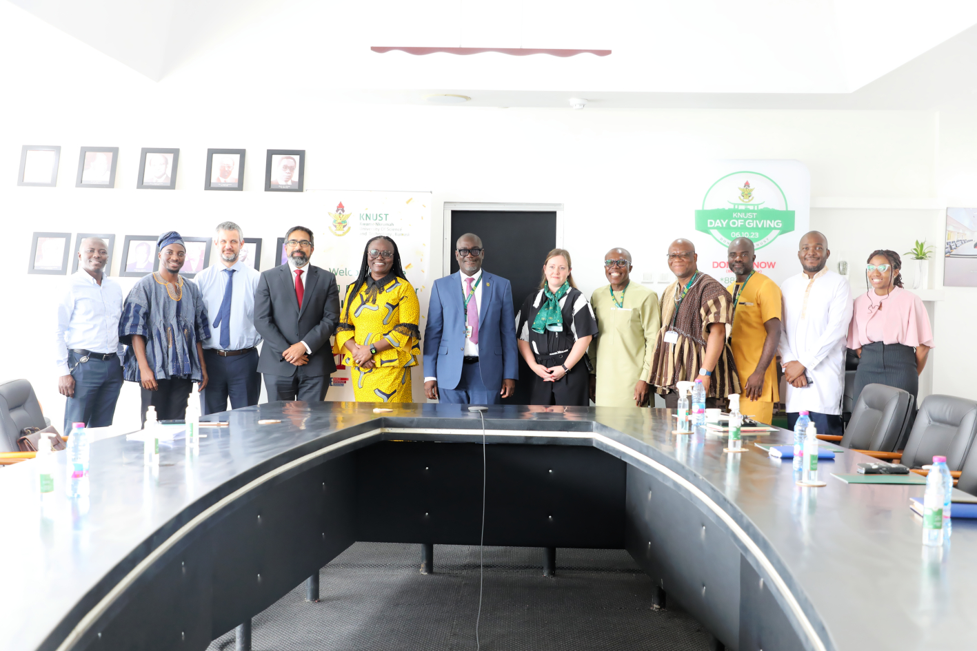 Group photograph after the meeting at the Vice Chancellor's Chamber