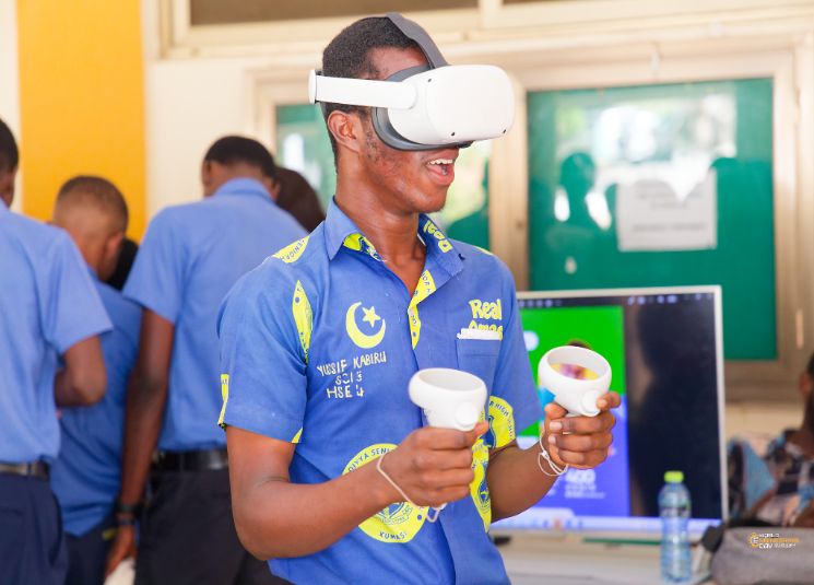 A student of TI Ahmadiyya Senior High School experienced a Virtual Reality set.